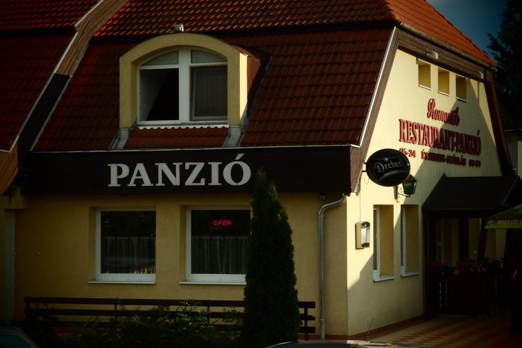 Romantik Etterem - Panzio Tatabanya Exterior photo