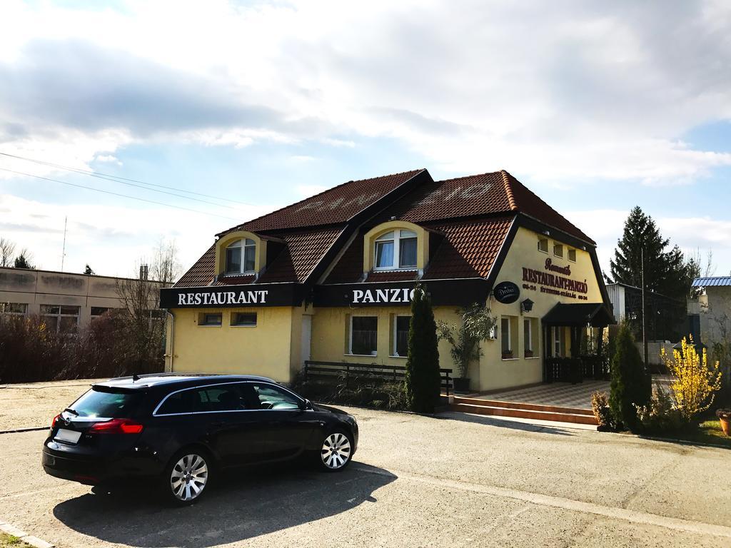 Romantik Etterem - Panzio Tatabanya Exterior photo