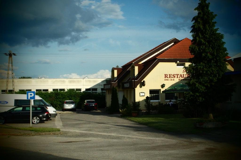 Romantik Etterem - Panzio Tatabanya Exterior photo