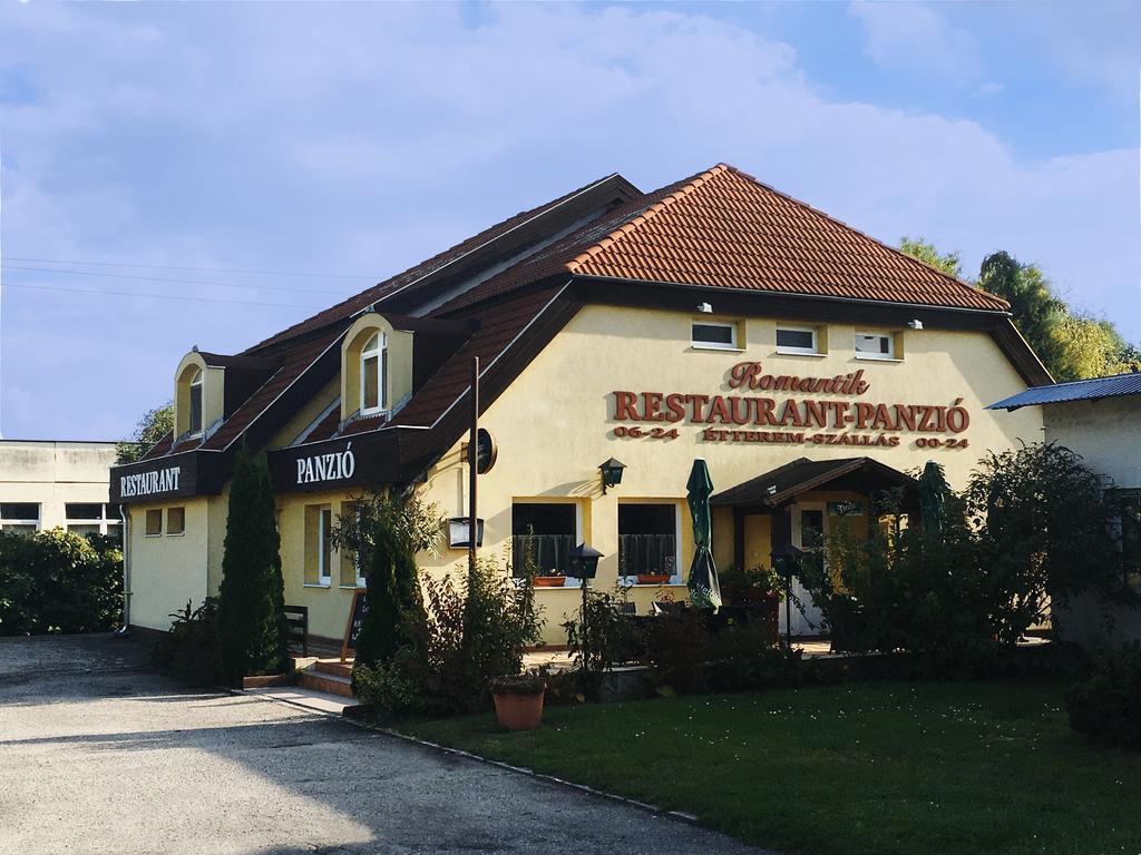 Romantik Etterem - Panzio Tatabanya Exterior photo